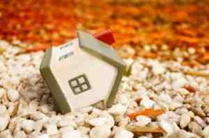 What is the difference between a bond and a loan note?